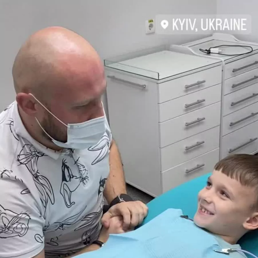 Дитячий стоматолог PapaDent з маленьким пацієнтом