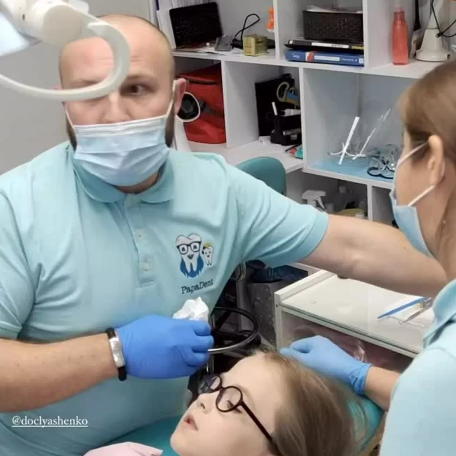 Врач PapaDent во время лечения маленькой пациентки